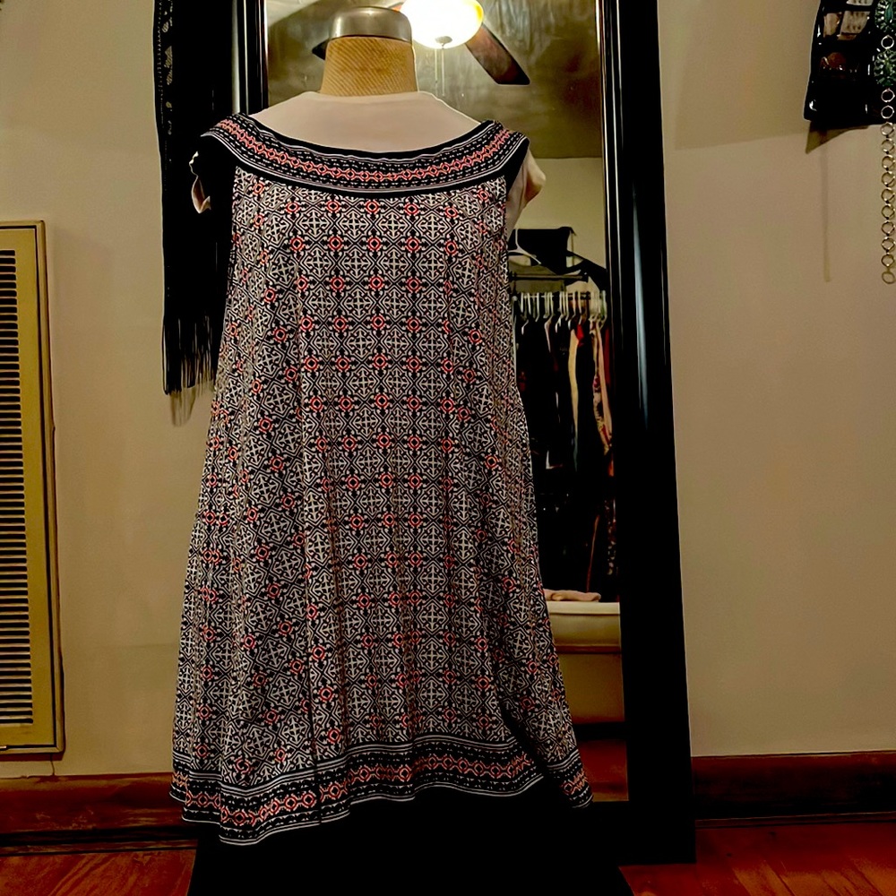 Max studio, medium. long women’s tunic navy Aztec print..
